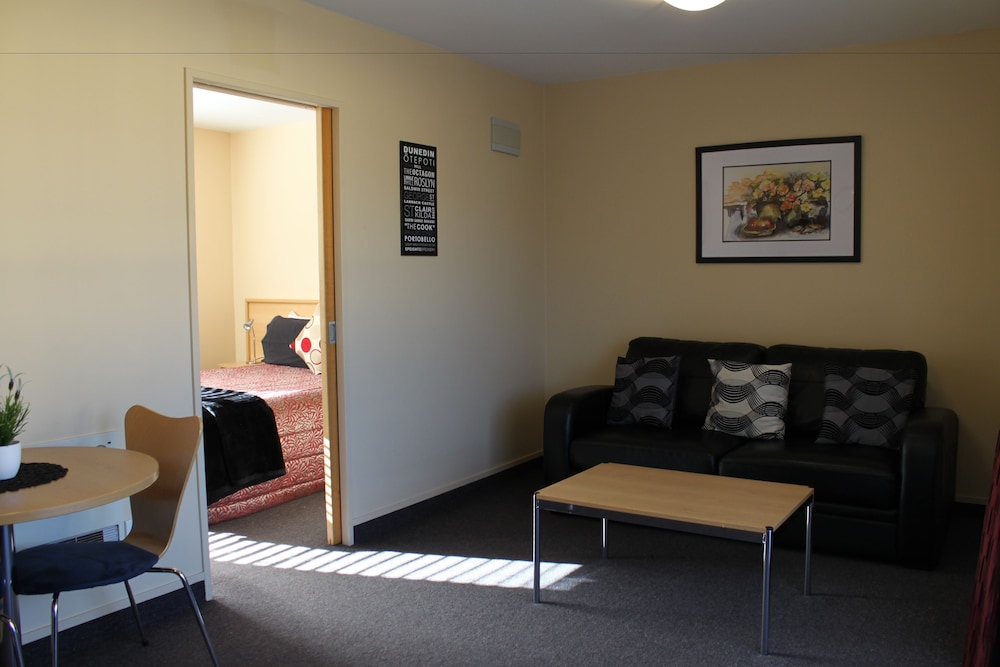 Alhambra Oaks Motor Lodge 25/41