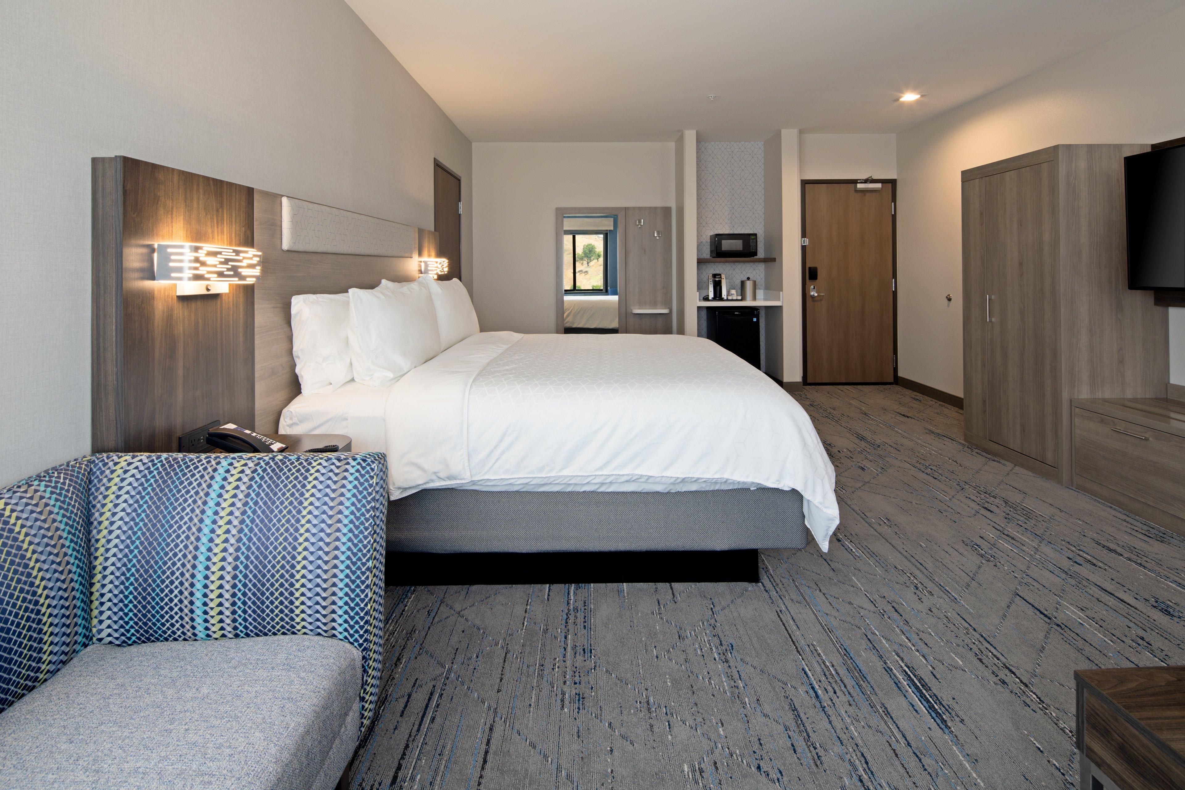 Holiday Inn Express and Suites Valencia 12/50