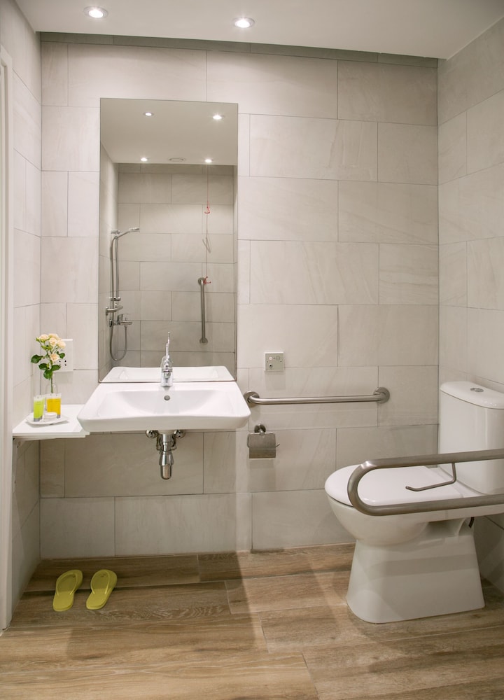 Asterias Beach Hotel 62/62