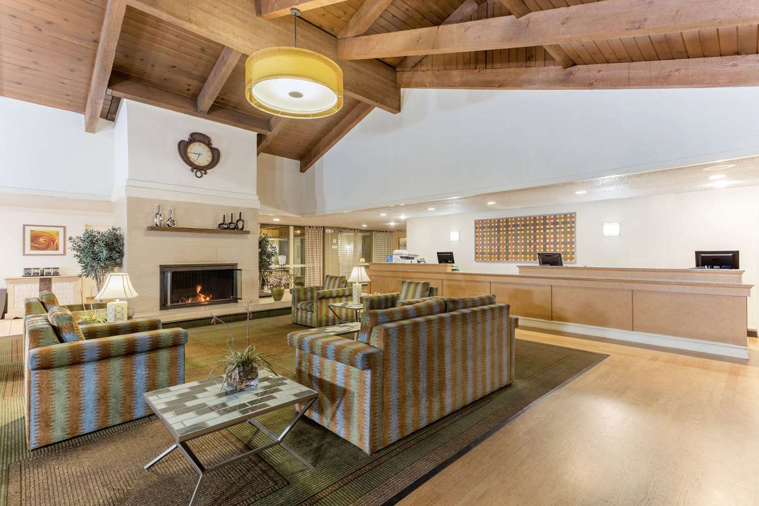 La Quinta Inn And Suites By Wyndham Redding 33/49