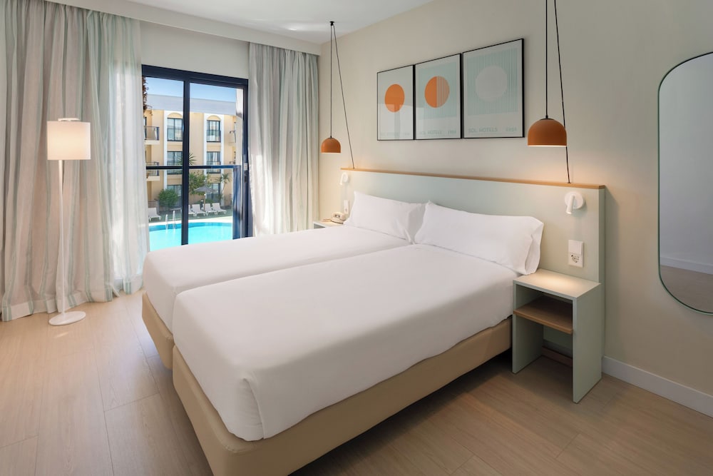 Sol, Suite, Pool View, Kitchen، Sol Sancti Petri 3/5