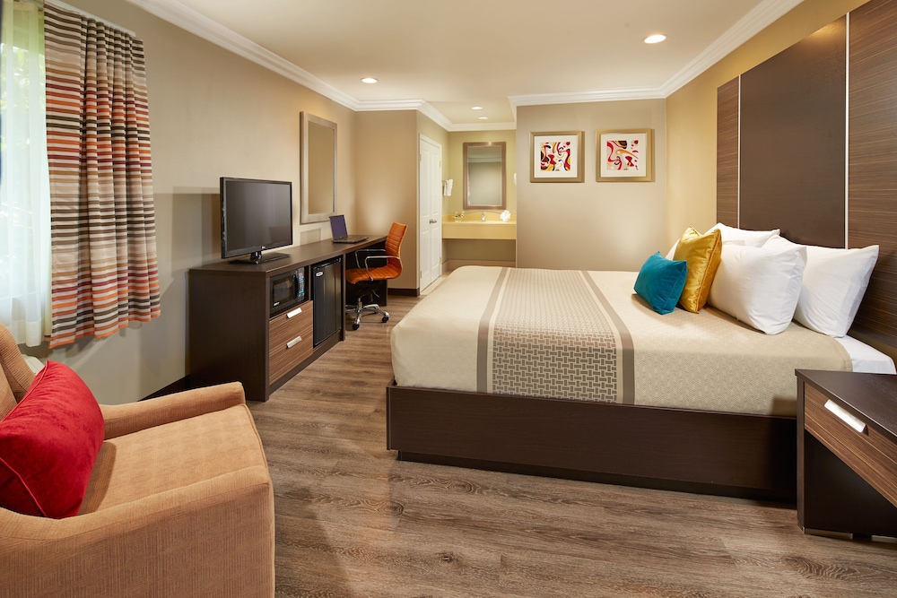 DELUXE, KING BED