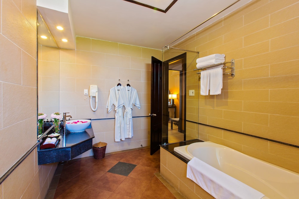 Hoi An Beach Resort 68/70
