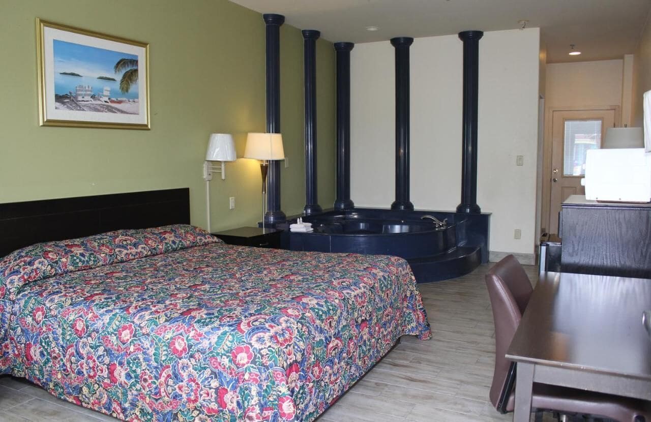 STUDIO, SUITE, KING BED, HOT TUB