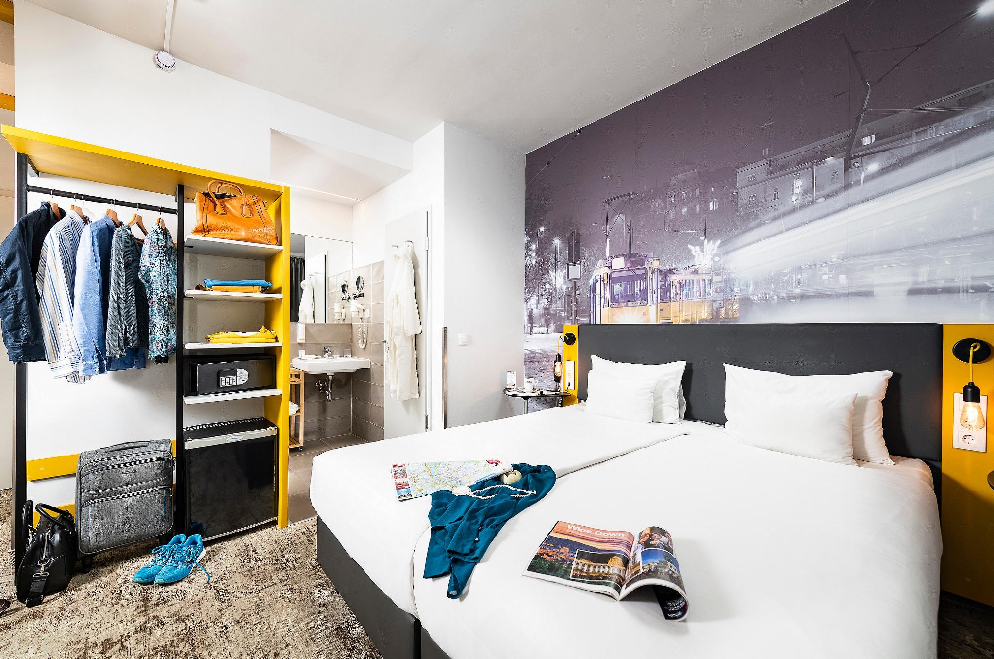 Deluxe, Double or Twin Bed