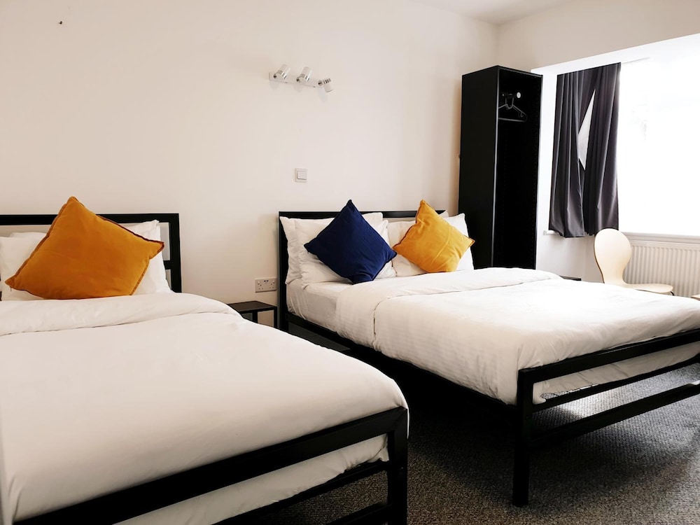 Wanstead Hotel 7/33