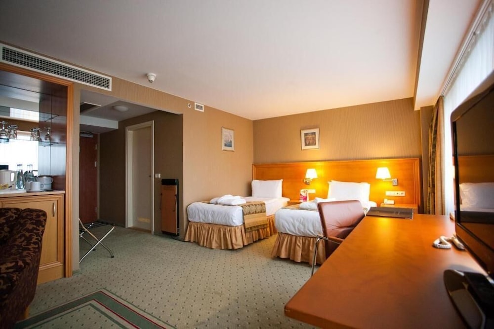 BUSINESS, TWIN BEDS