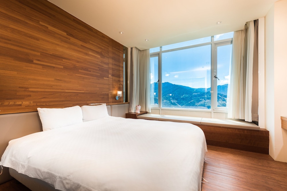 DELUXE, KING BED, MOUNTAIN VIEW, BATHTUB