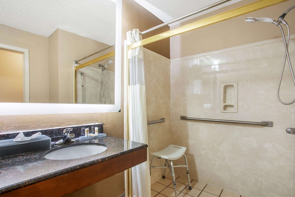 MainStay Suites Decatur River City 7/43