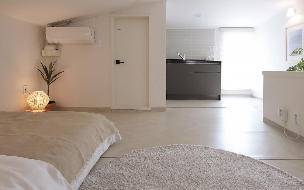 Neat House Hongdae 10/50