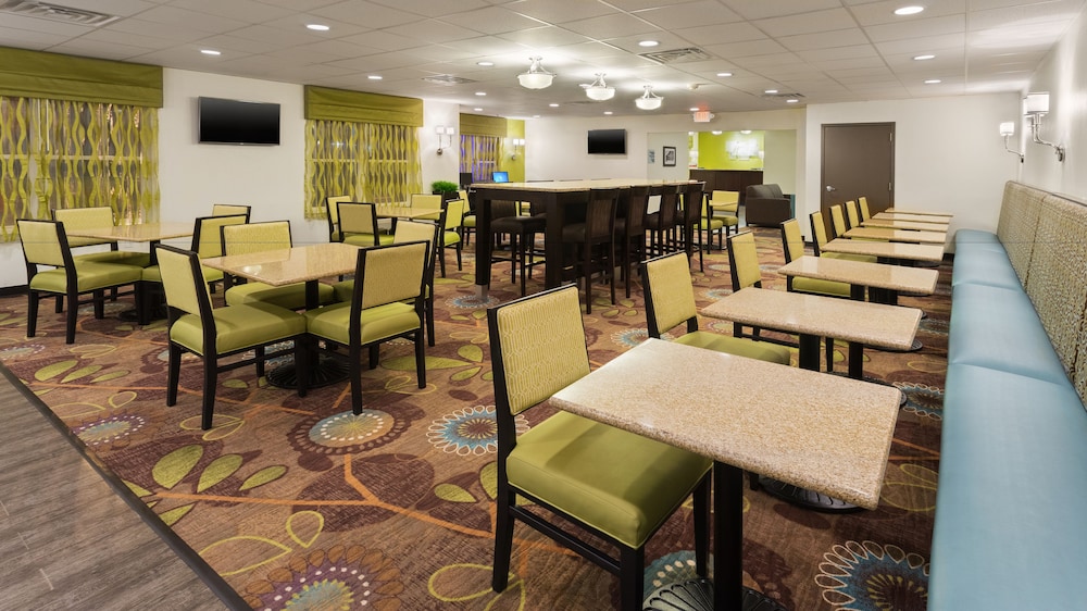 Holiday Inn Express & Suites Wyomissing 33/44