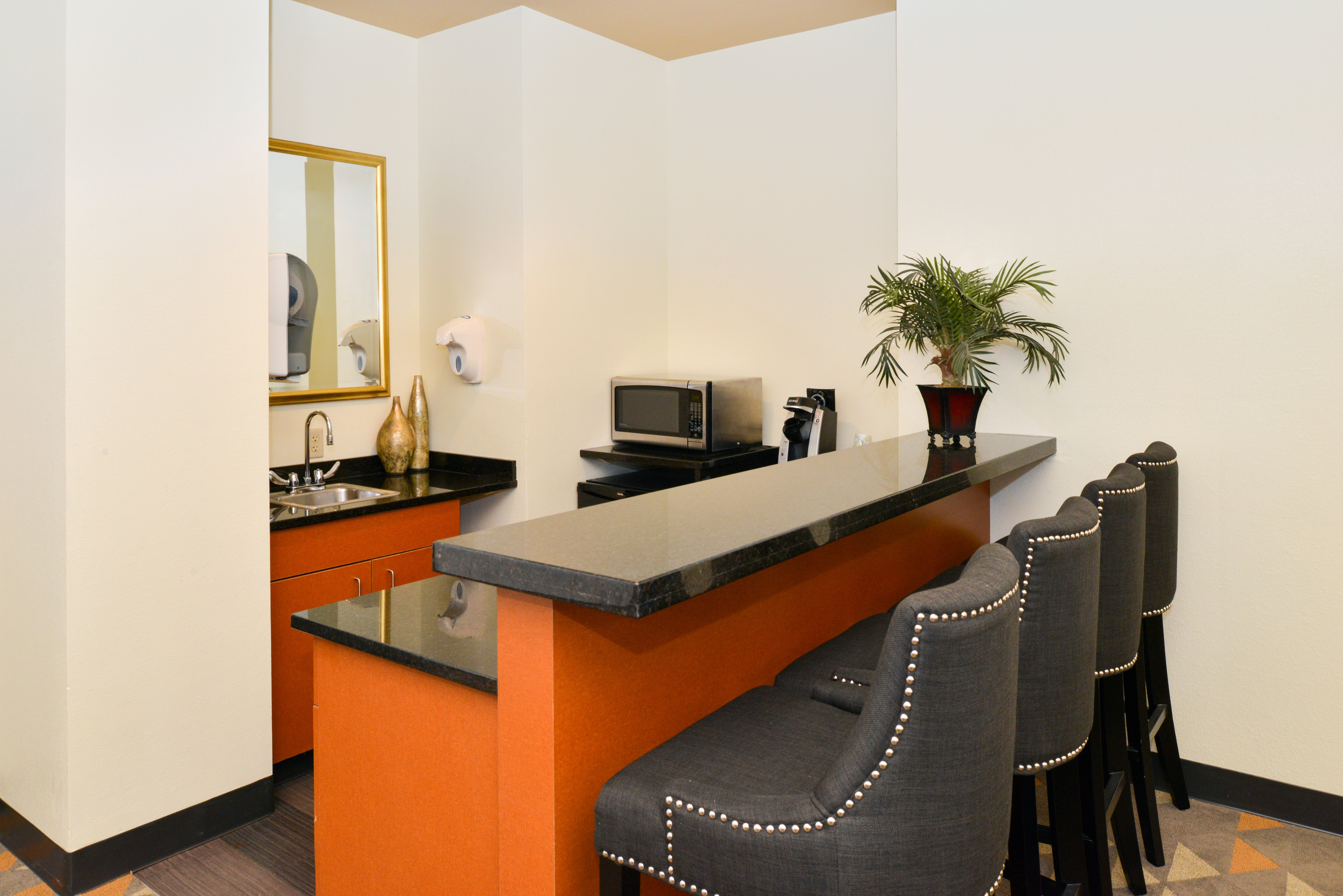 Holiday Inn Kansas City Airport 37/42