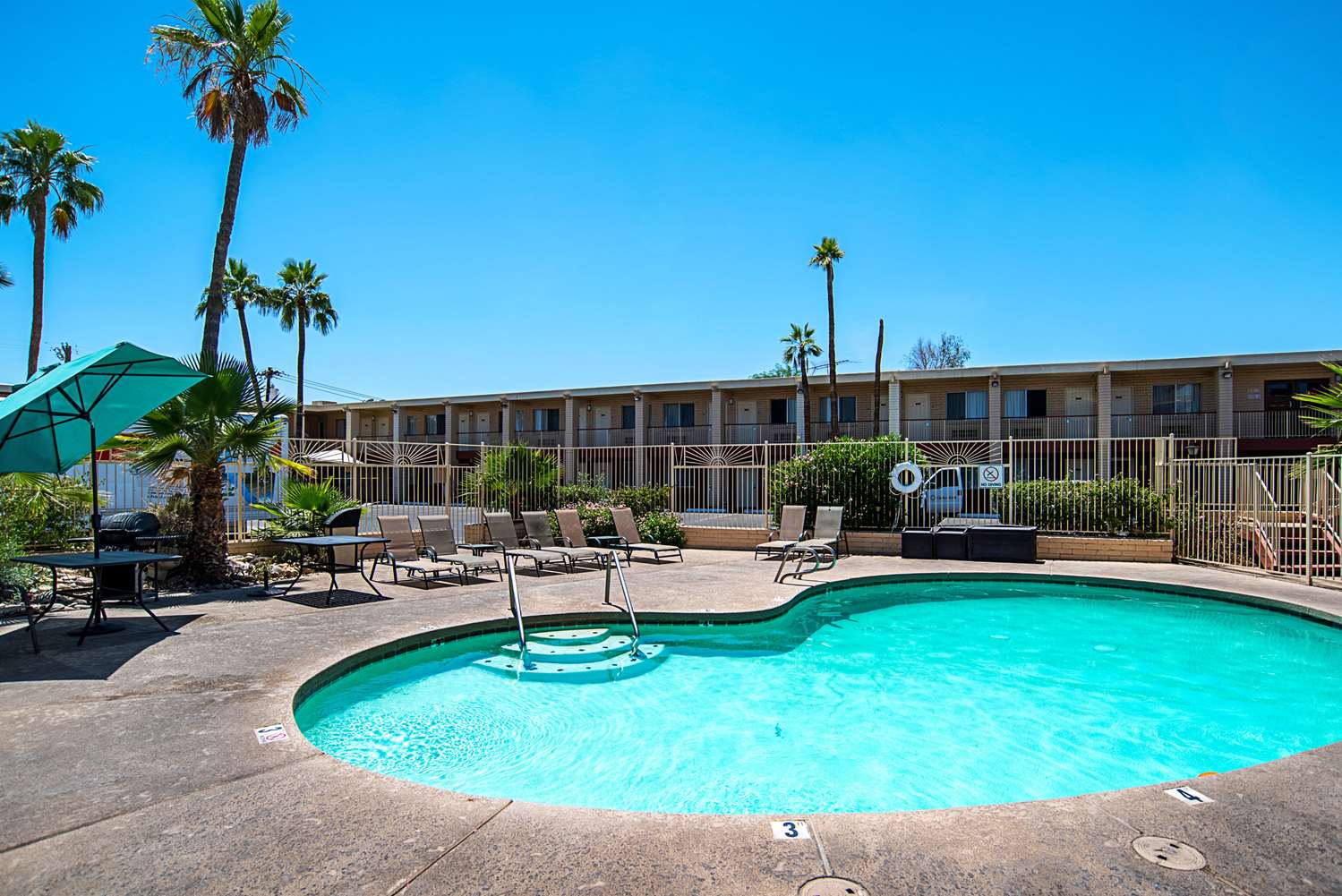 Quality Inn & Suites Phoenix NW - Sun City 16/18