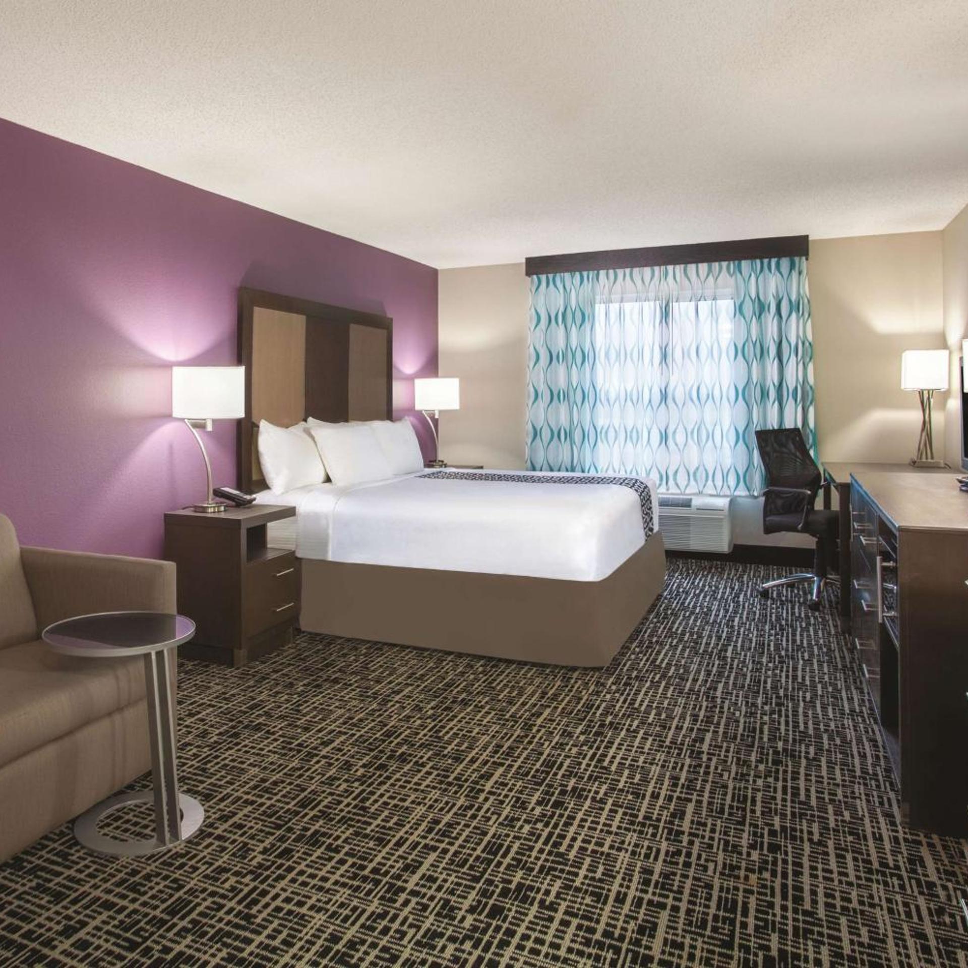 غرفة ديلوكس بسرير كينج بحوض استحمام لذوي الإعاقة، La Quinta Inn & Suites by Wyndham Hopkinsville 9/10