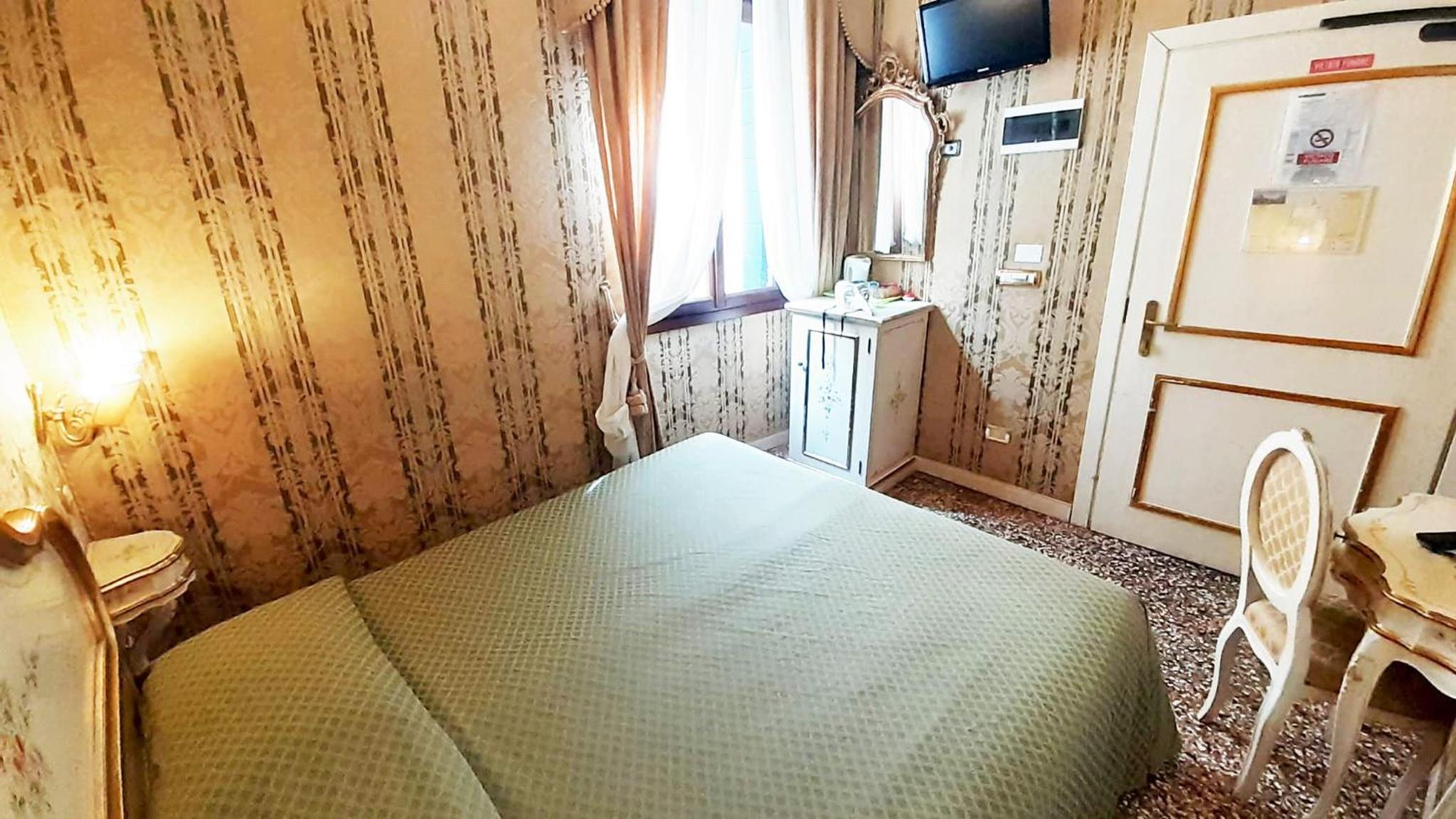 غرفة قياسية صغيرة بسرير مزدوج