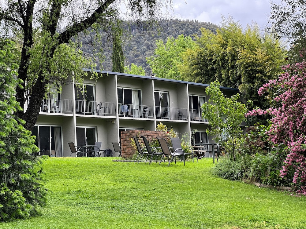 RIVERBANK PARK MOTEL 59/63
