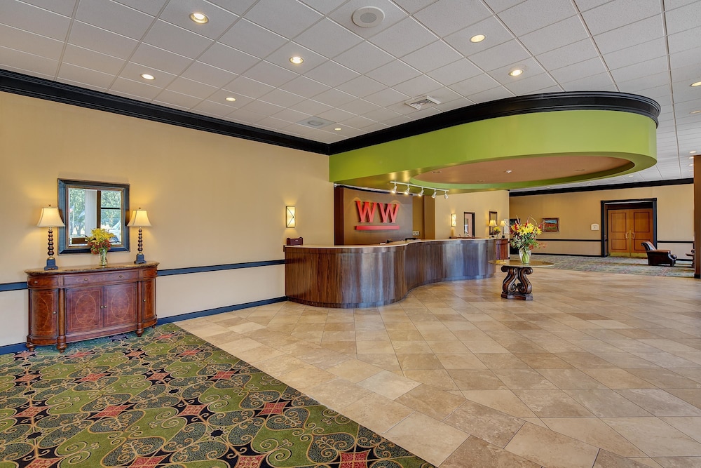 Whispering Woods Hotel & Conference Center 7/39