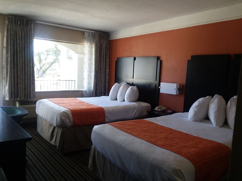 Howard Johnson by Wyndham Historic Lake Charles 19/44