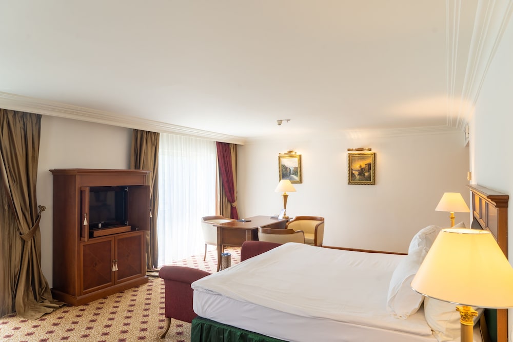 Ic Hotels Airport 24/69
