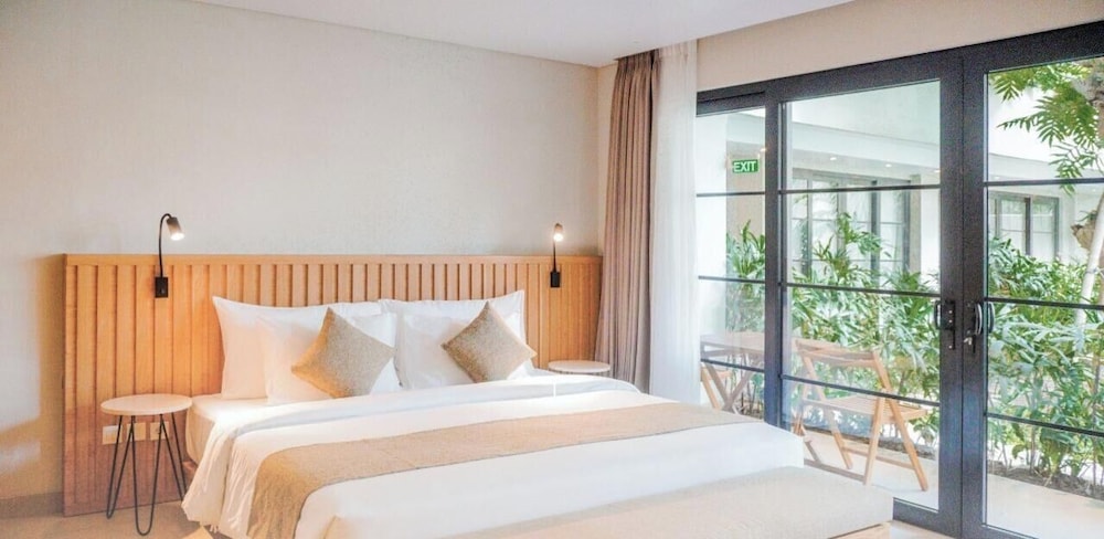Deluxe, King Bed, Pool Access
