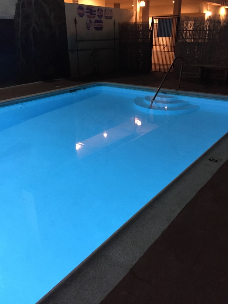 Anaheim Executive Inn Suites 34/66
