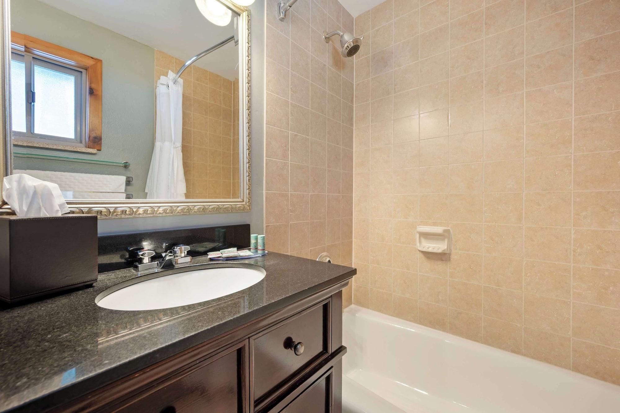 Suite, Multiple Beds, Balcony، Best Western Ptarmigan Lodge 6/8