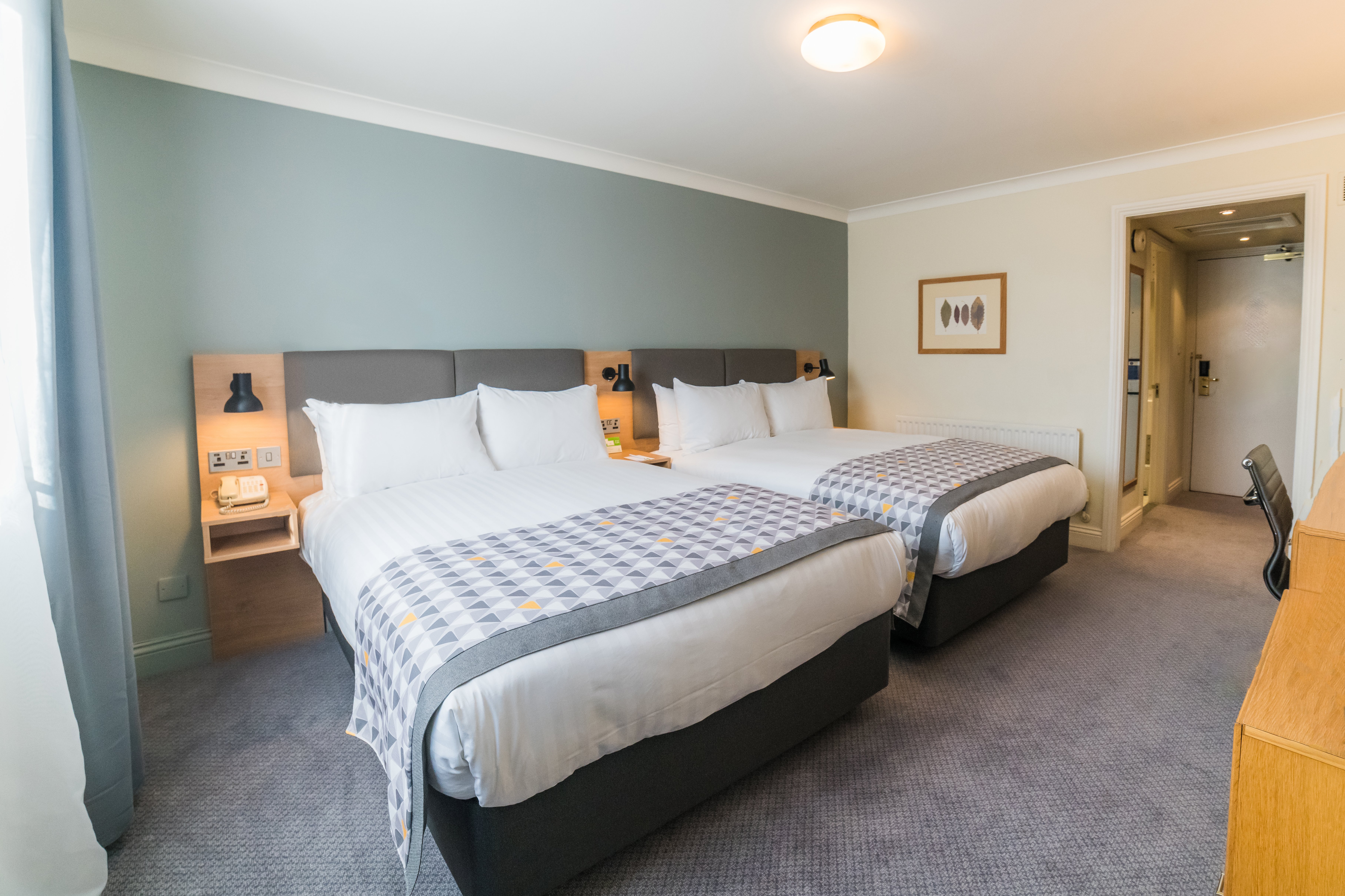 HOLIDAY INN BRENTWOOD M25, JCT 28 27/74