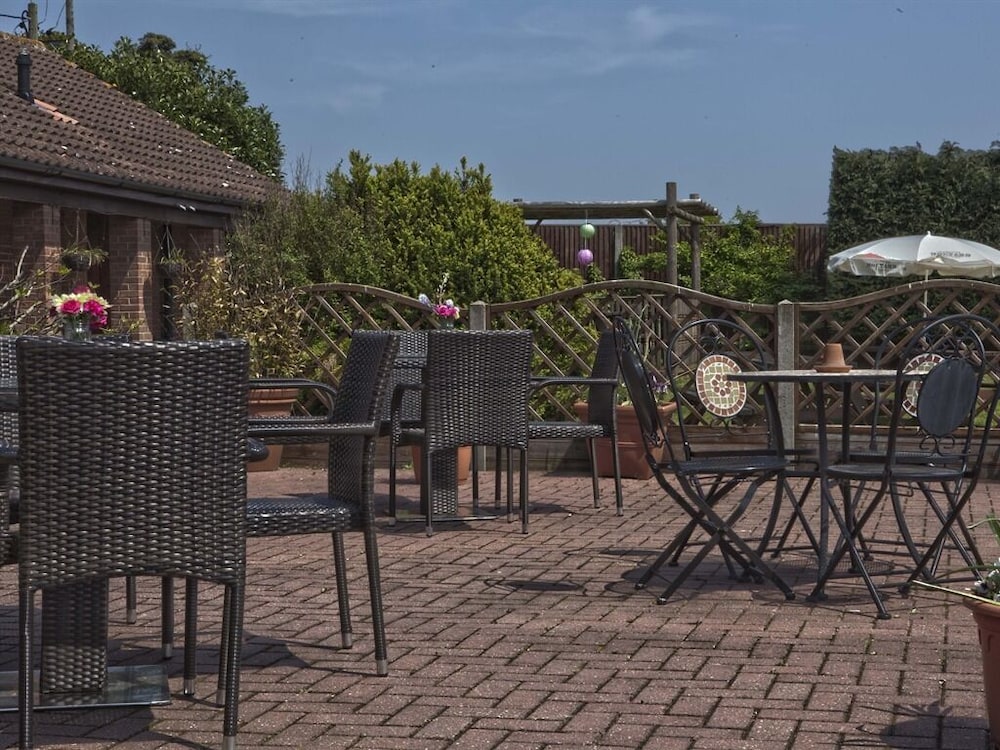 Marsham Arms Coaching Inn Hotel 51/65