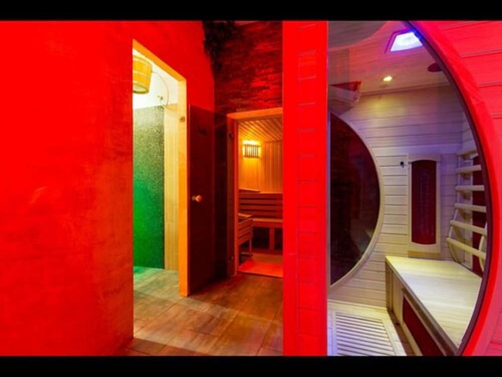 Amber Hotel 40/65