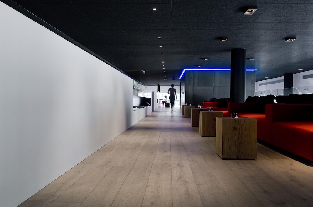 Carbon Hotel 38/61