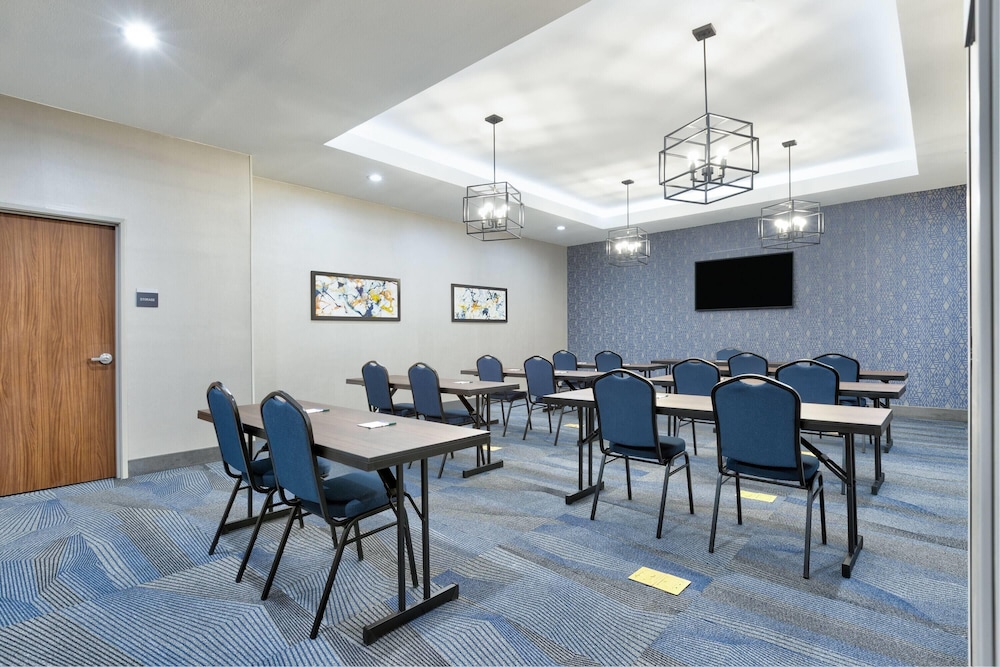 La Quinta Inn & Suites by Wyndham Eagle Pass 32/42