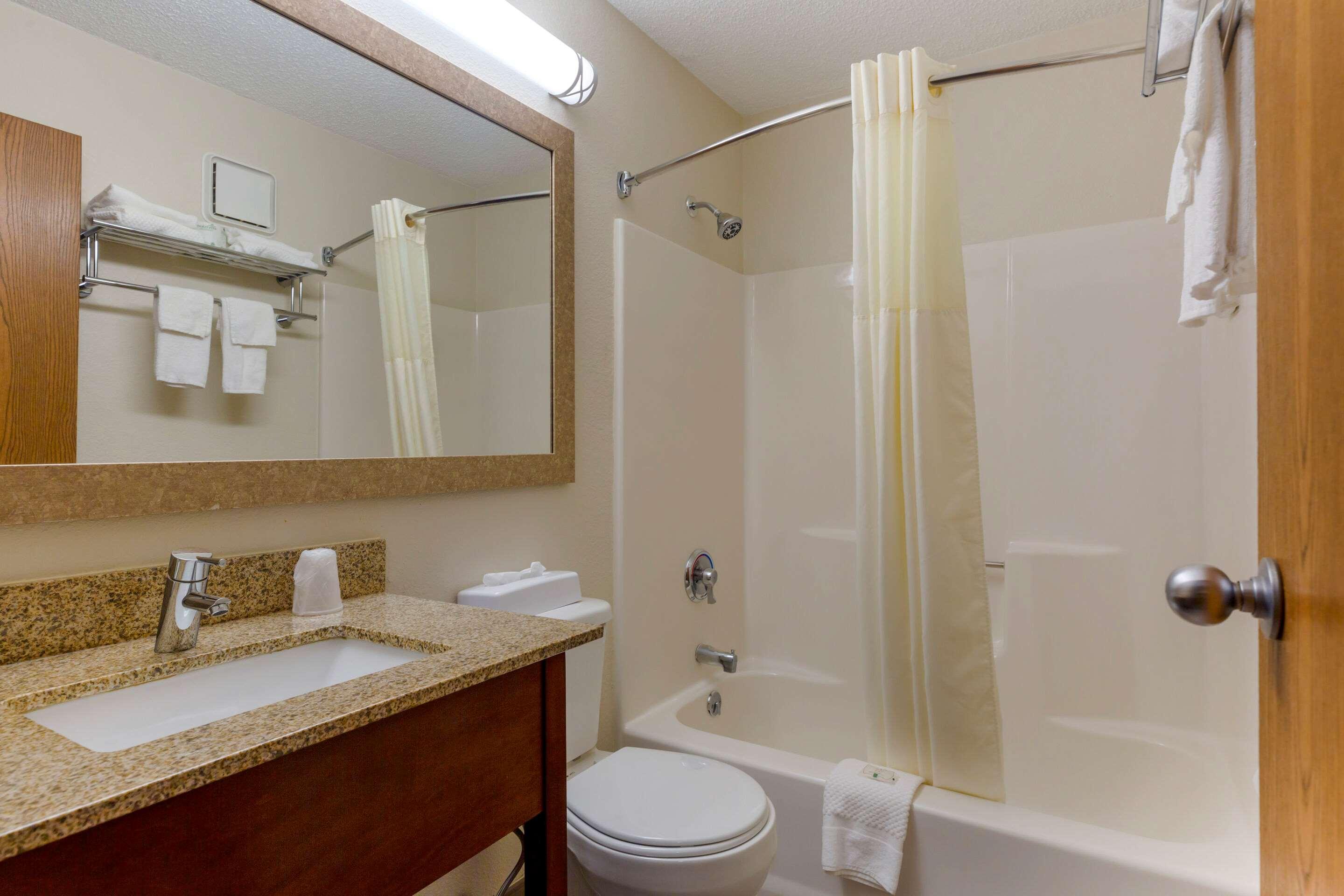 غرفة بسرير كينج، Quality Inn Lenox MA 4/4