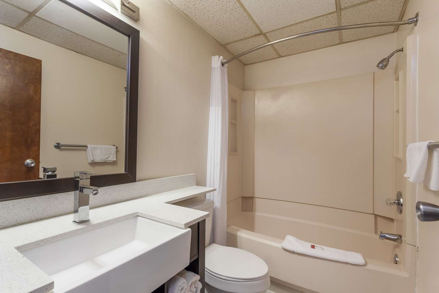 Days Inn Suites By Wyndham Lancaster Amish Country 24/28