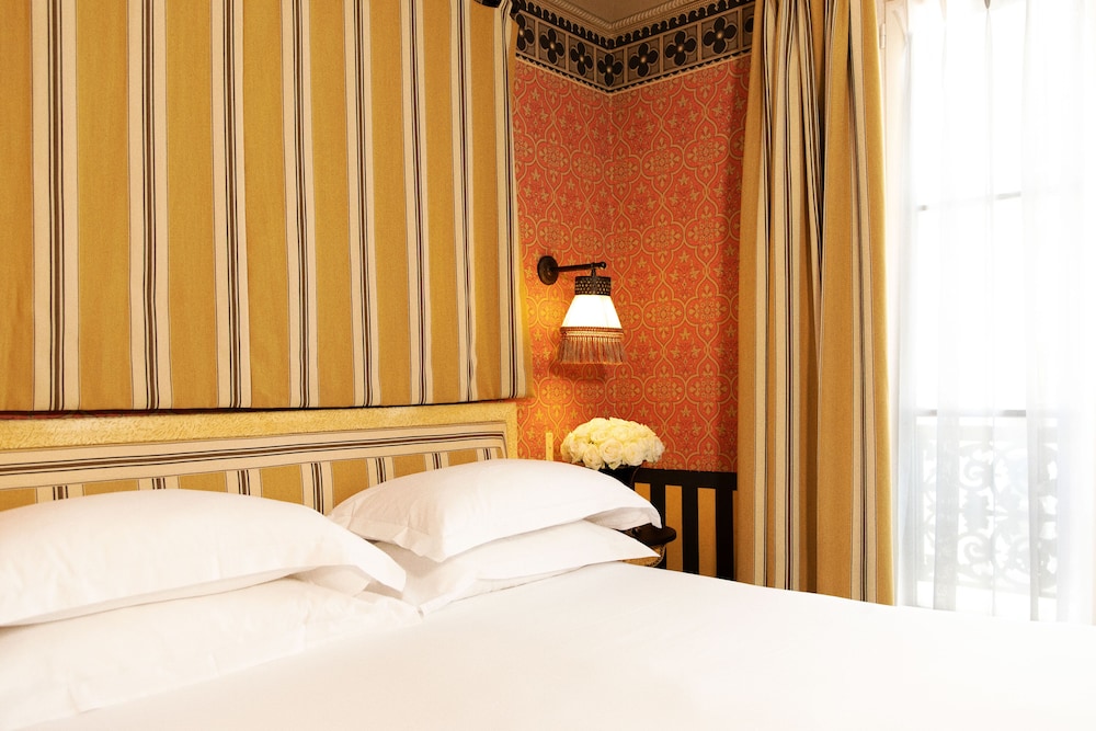 ROOM, DOUBLE BED