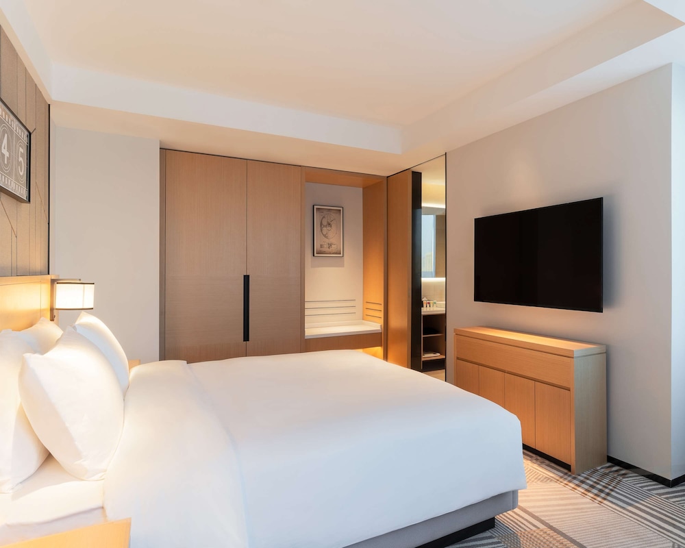 SUITE, KING BED