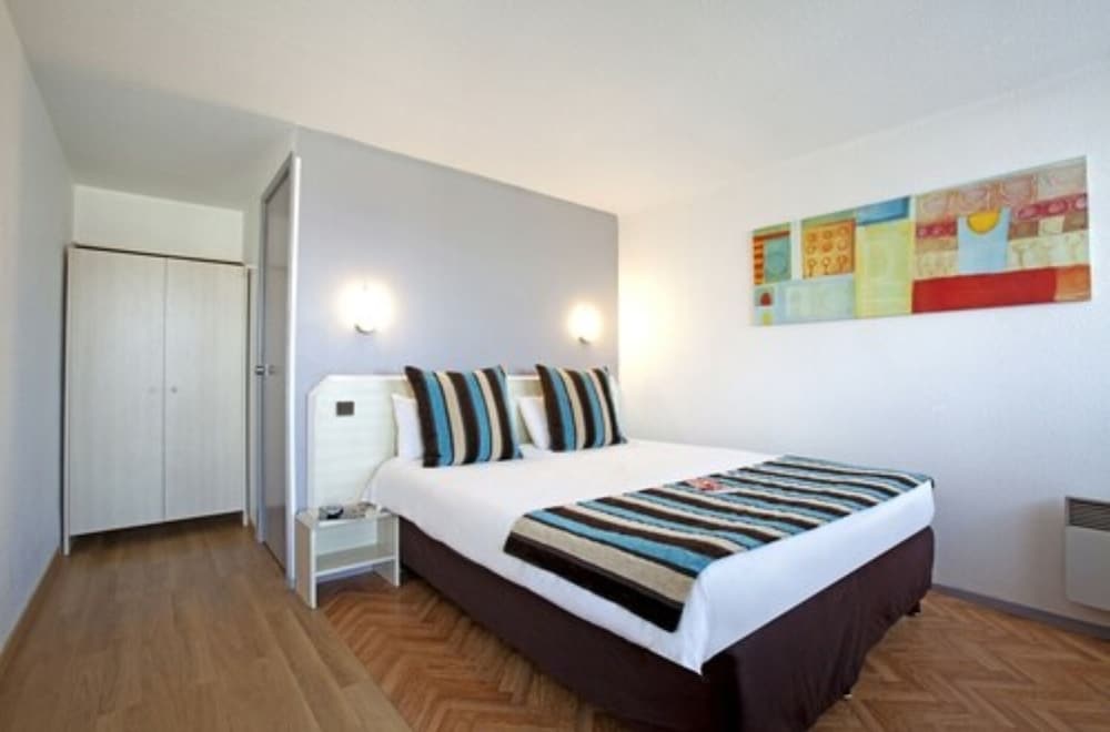 COMFORT, QUEEN BED