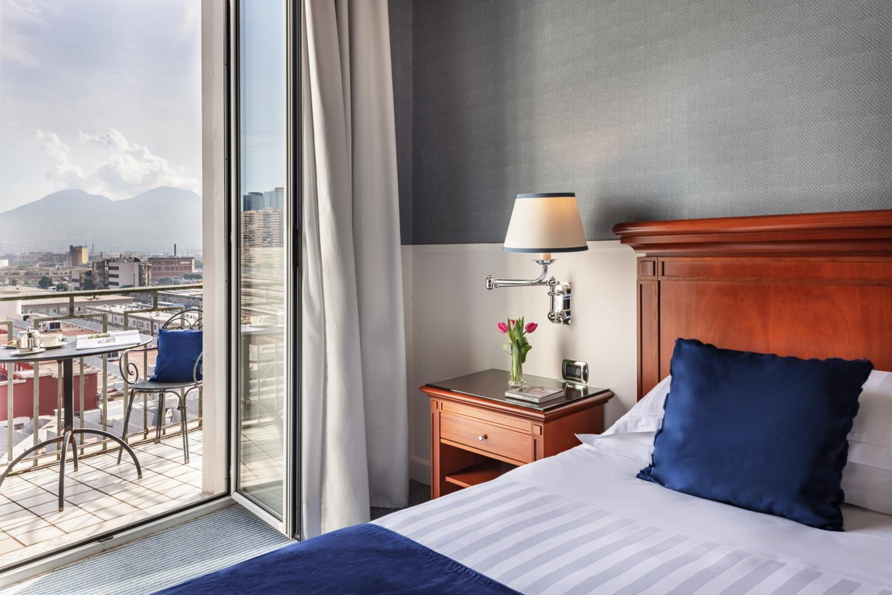 Deluxe, Double or Twin Bed, Volcano View 8/10