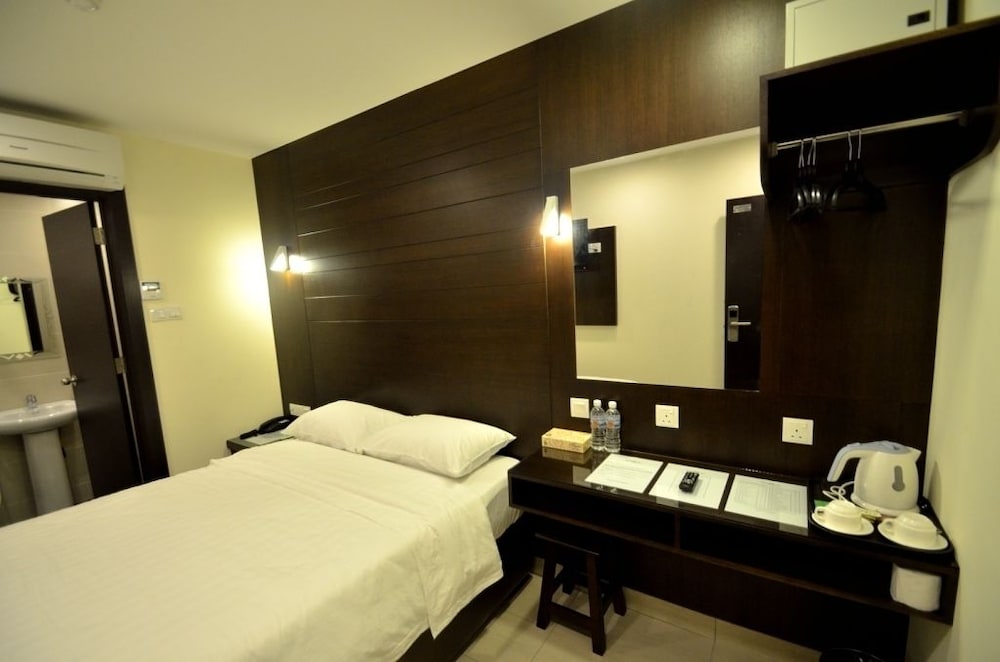 Deluxe, Queen Bed, No Window