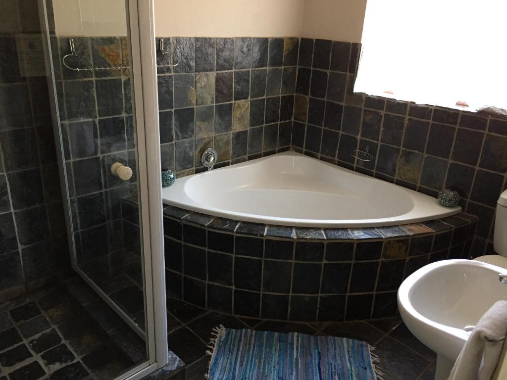 Travellers Nest Guesthouse 88/93