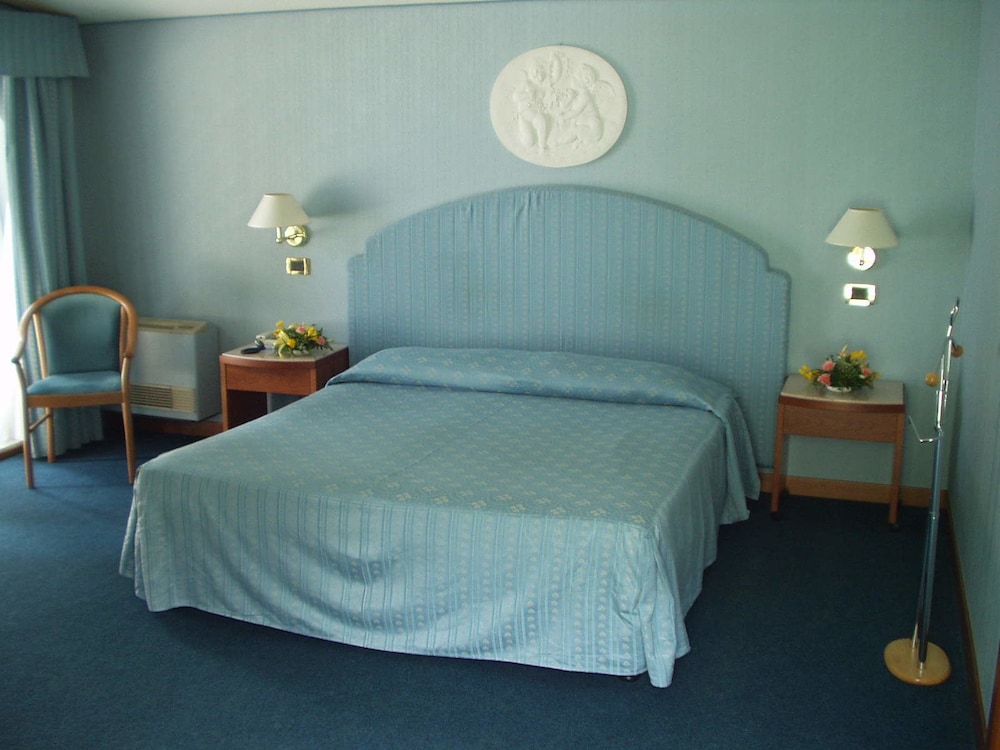 Hotel Excelsior Bay 11/50