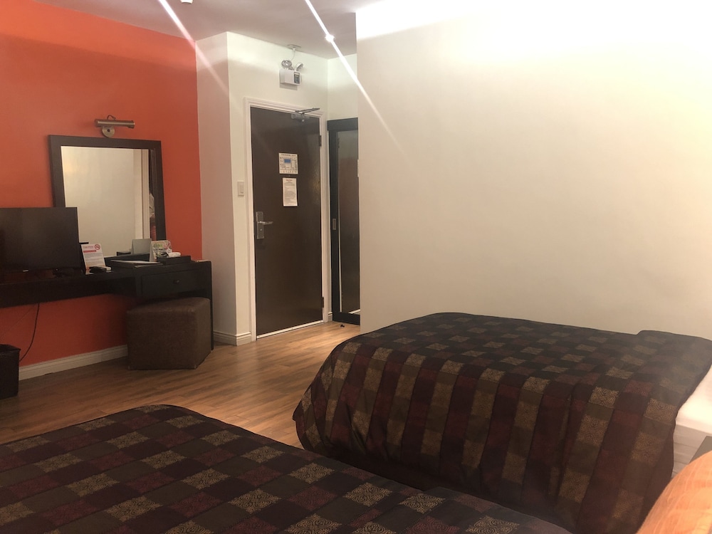 Court Meridian Hotel And Suites 23/36
