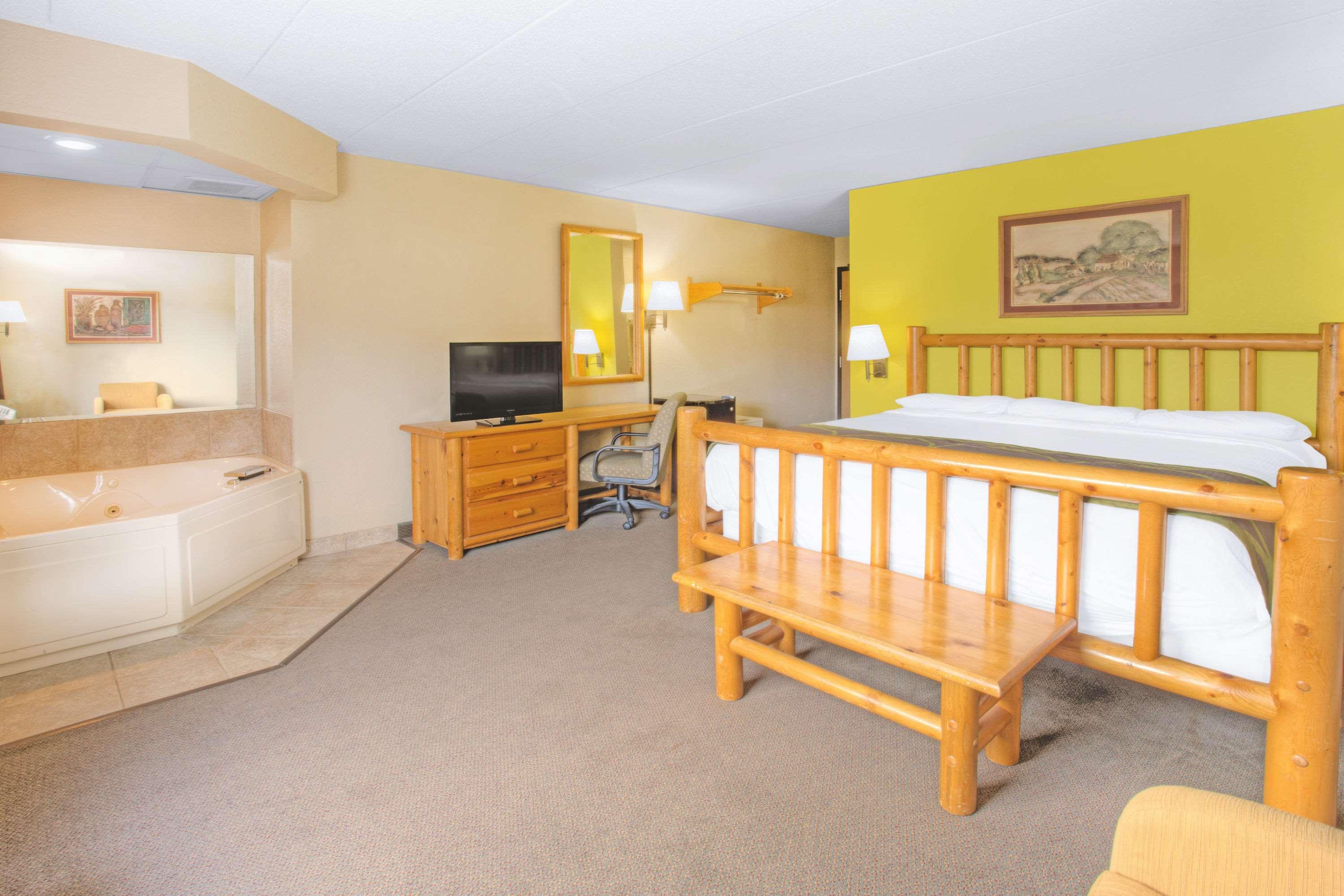 Super 8 by Wyndham Davenport 13/16