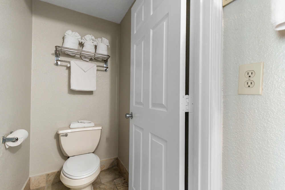 Ocean Crest Inn and Suites 46/51