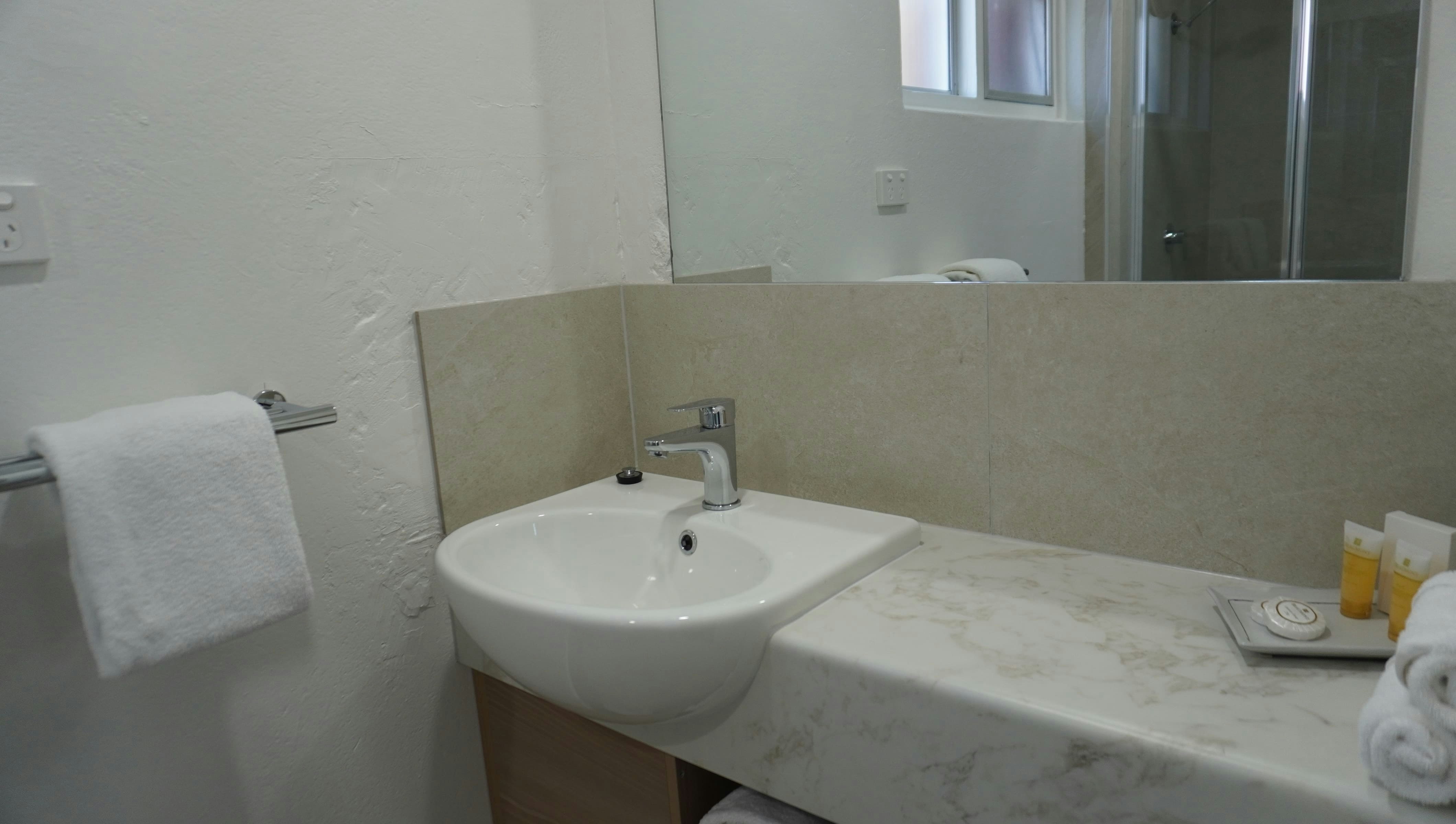 ABBOTSLEIGH MOTOR INN 6/7