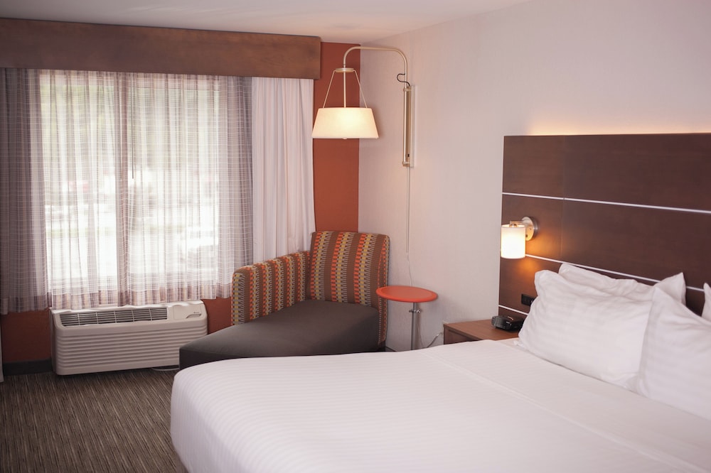 Holiday Inn Express and Suites Logan an IHG Hotel 15/71