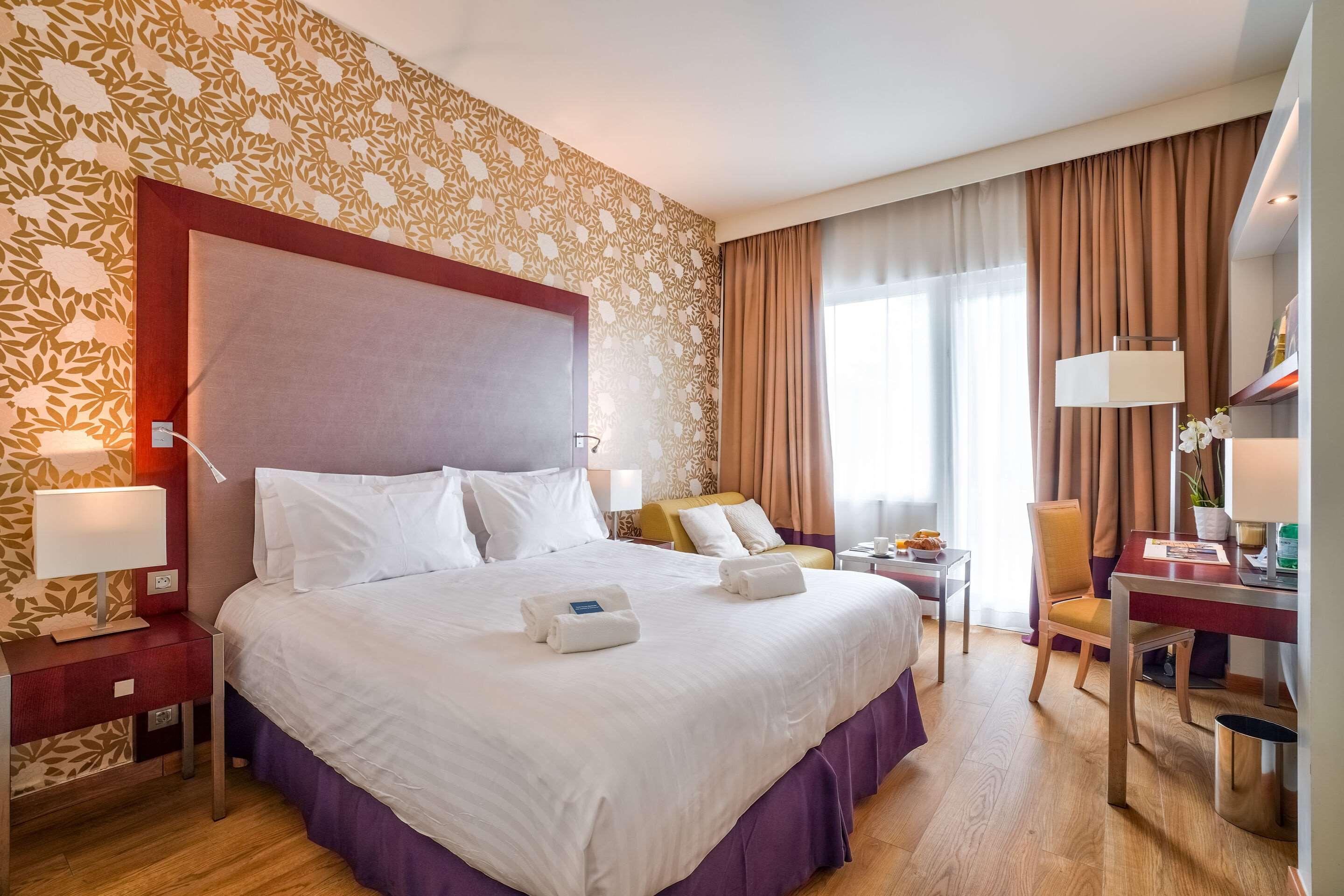 Upgrade, King Bed, Sofa