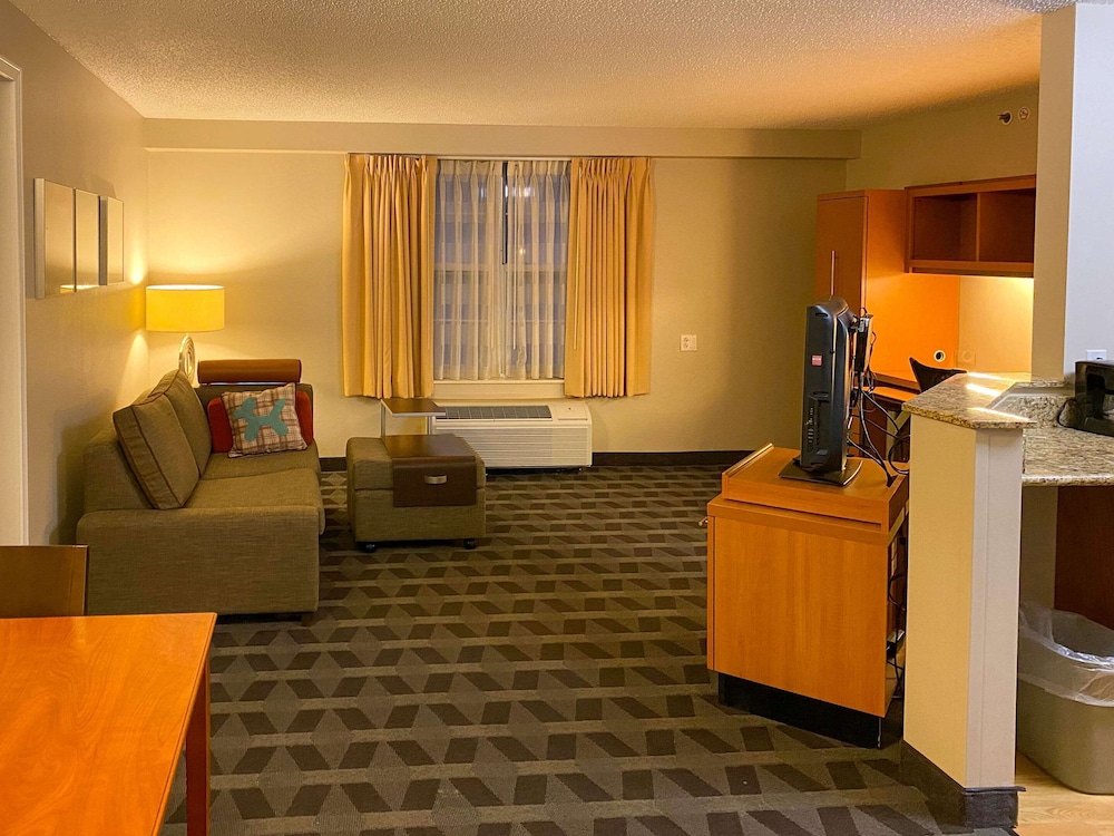 MainStay Suites Middleburg Heights Cleveland Airport 23/42