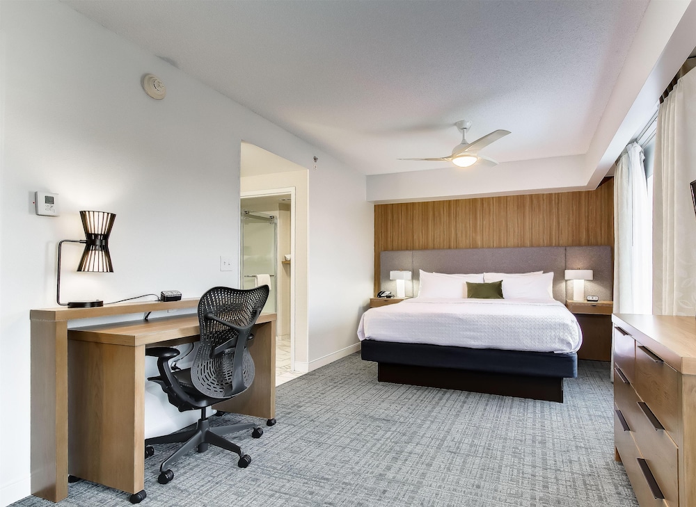 SUITE, KING BED, ACCESSIBLE