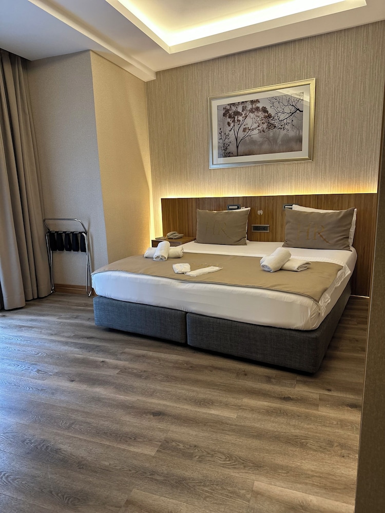 PANORAMIC, QUEEN BED, PARTIAL SEA VIEW