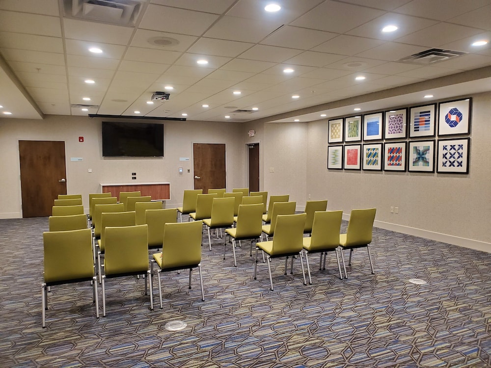 Holiday Inn Express Suites Sandusky 39/42